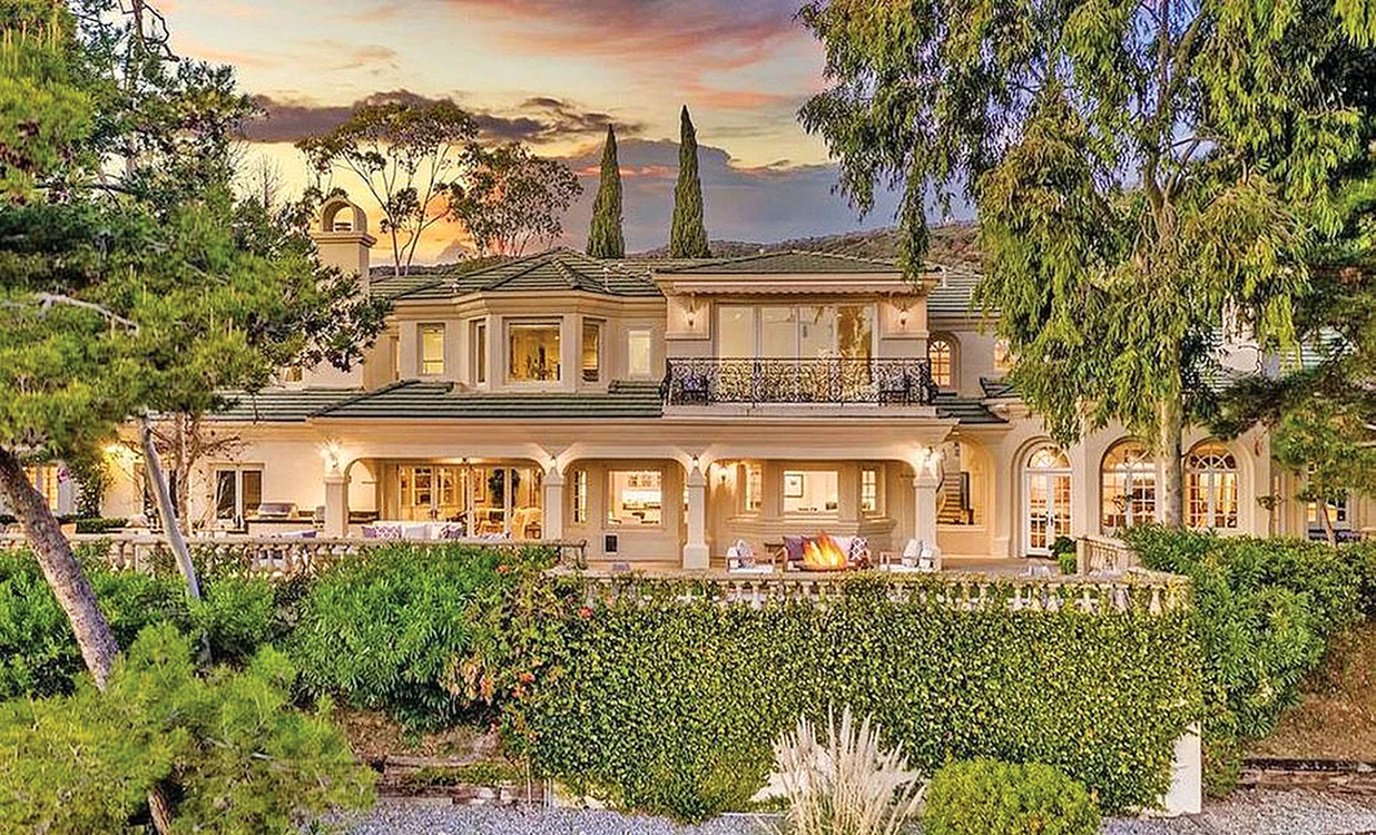 Conacul se află într-o  zonă exclusivistă din  Los Angeles şi are  vedere către ocean 