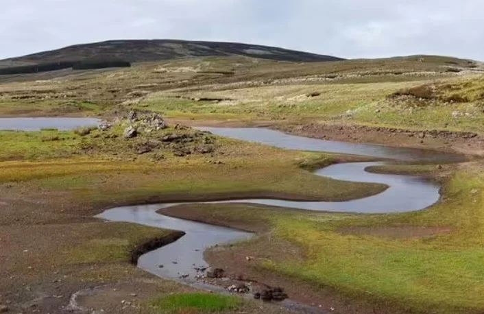 Lacul misterios care dispare și apoi reapare în doar câteva ore. Localnicii spune că este bântuit și vorbesc despre zgomote inexplicabile