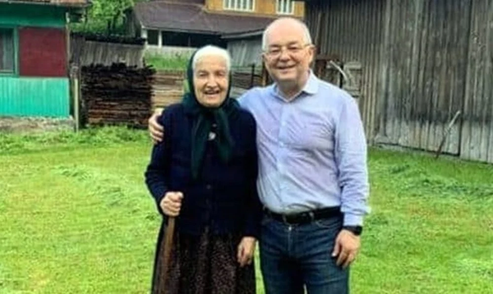 Premierul Ilie Bolojan și liderii PNL Cluj, prezenți la înmormântarea mamei primarului Emil Boc