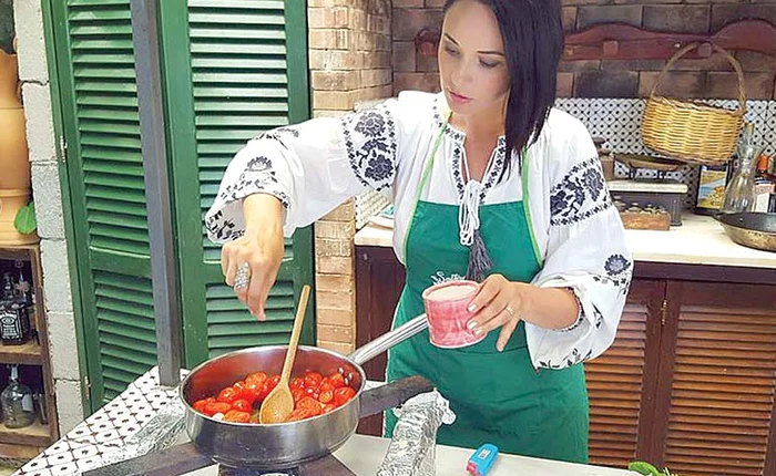 
    Andreea Marin prepară  şi zacuscă pentru iarnă, cu  multe roşii, vinete şi ardei   