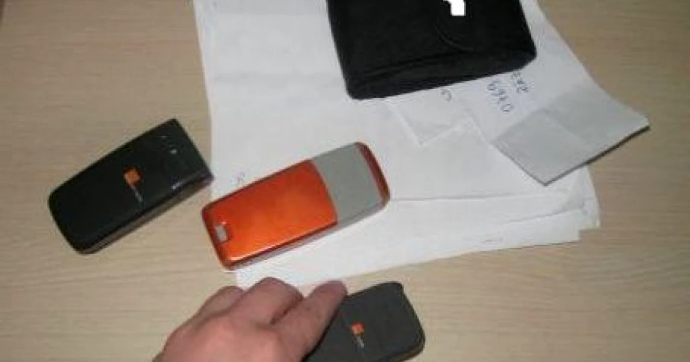 Telefoanele aerau ascunse în buzunarul unei genţi