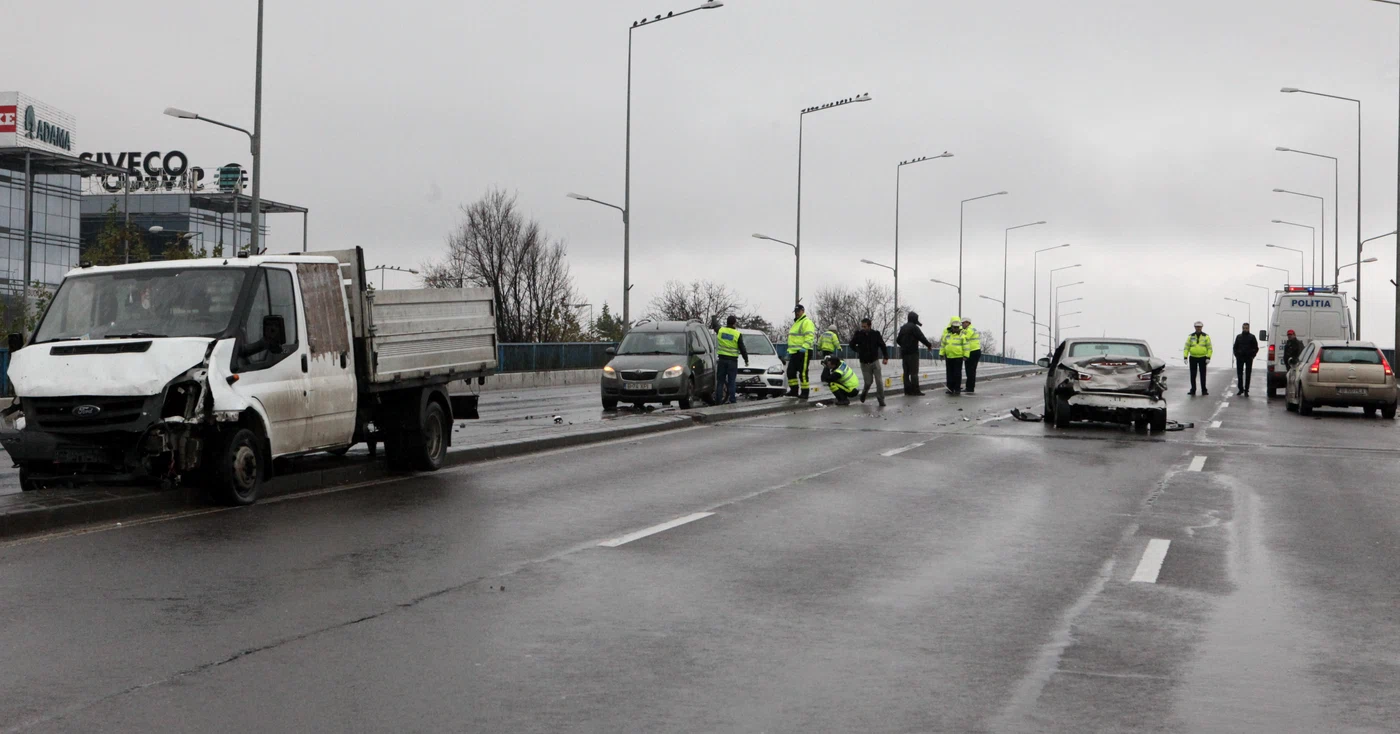 
    Cinci mașini au fost implicate în accident, iar polițiștii fac măsurătorile (fotografii:Florin Șuler)  