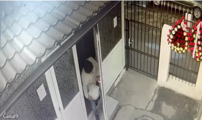 Bărbatul a fugit cu bijuteriile și le-a dus la amanet FOTO Captură video
