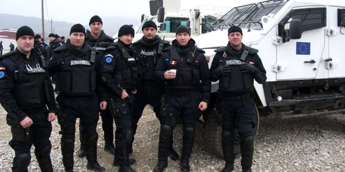 Dumitrel Apetrei (în mijloc) alături de camarazii din jandarmerie după o misiune în Kosovo. 