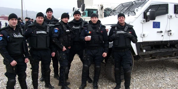 Dumitrel Apetrei (în mijloc) alături de camarazii din jandarmerie după o misiune în Kosovo.