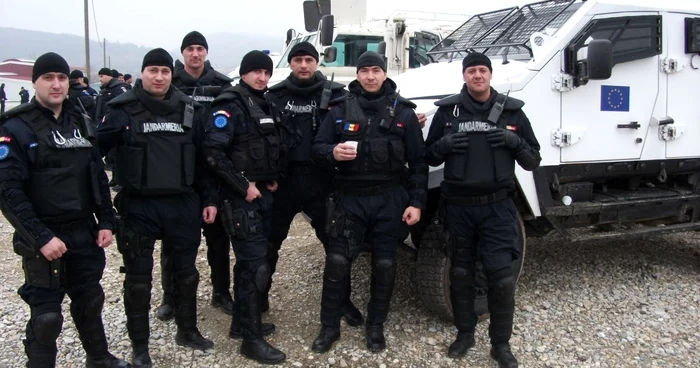 Dumitrel Apetrei (în mijloc) alături de camarazii din jandarmerie după o misiune în Kosovo.
