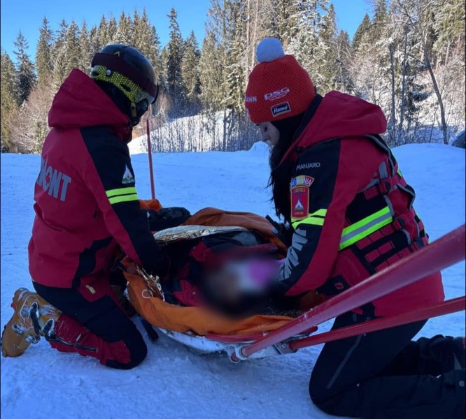 Accident grav pe o pârtie din Predeal. Intervenție cu elicopterul SMURD, după ce un schior a căzut în râpă
