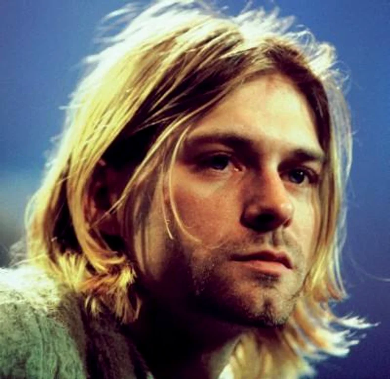 
    Kurt Cobain s-a sinucis ]n anul 1994  