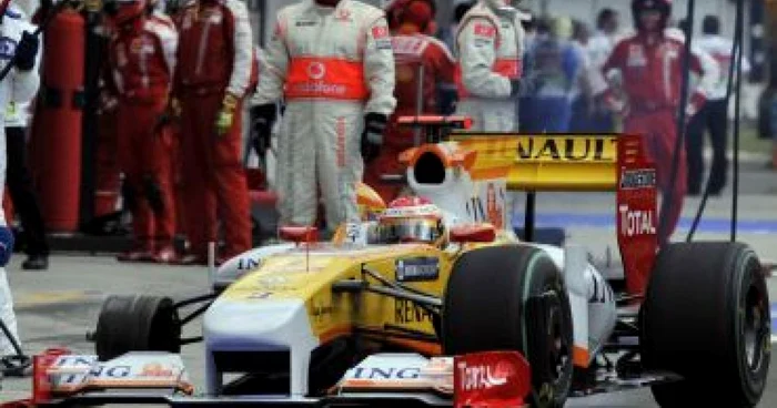 FORMULA 1: Fernando Alonso pariază pe Jenson Button