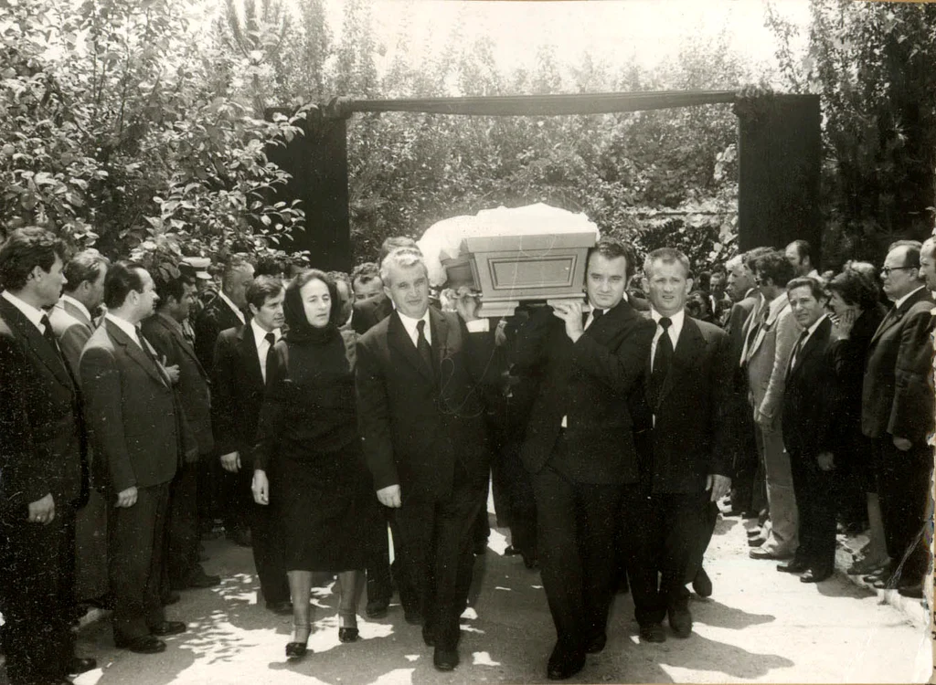 
    În 7 iulie 1977, Ceaușescu își purta mama pe ultimul drum, având grijă să fie îngropată cu preoți și slujbă ortodoxă, conform dorinței acesteiaFoto: Fototeca online a comunismului românesc - cota 128/1977  