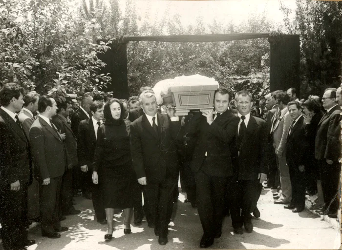 În 7 iulie 1977, Ceaușescu își purta mama pe ultimul drum, având grijă să fie îngropată cu preoți și slujbă ortodoxă, conform dorinței acesteiaFoto: Fototeca online a comunismului românesc - cota 128/1977