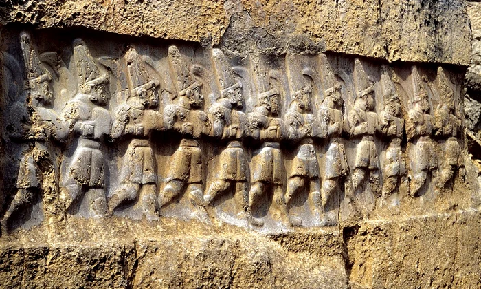 Zei hitiți reprezentați într-un sanctuar din Hattușa (foto: Klaus-Peter Simon / Wikimedia Commons)