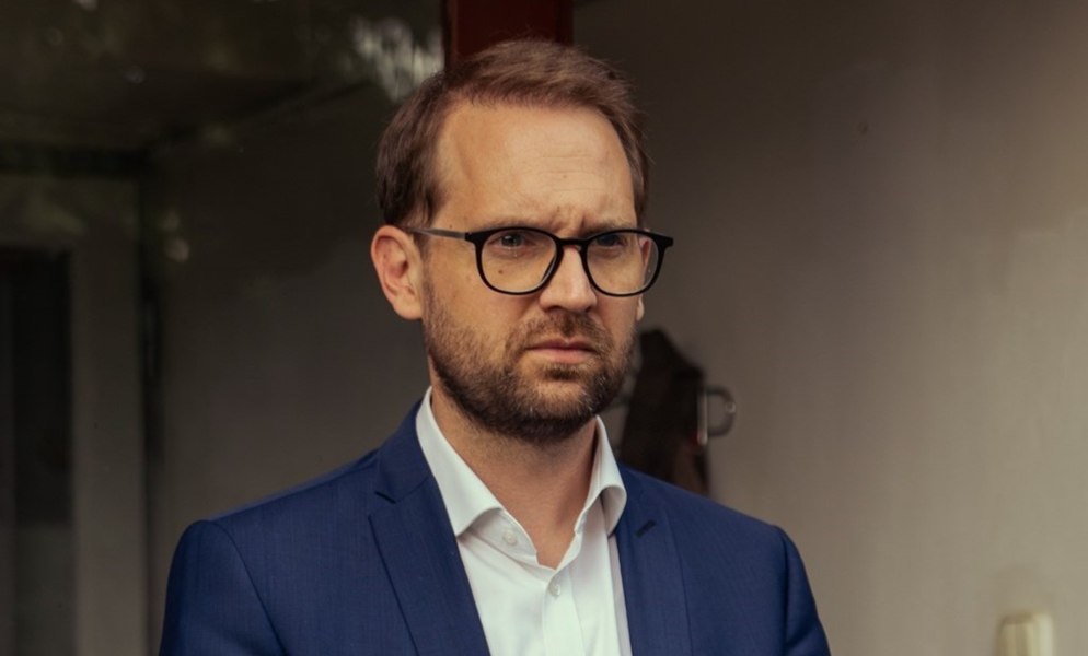 Predsednik USR Dominic Fritz obtožuje PSD in AUR usklajevanja pri poskusu odstavitve ministrice za okolje Diane Buzoianu