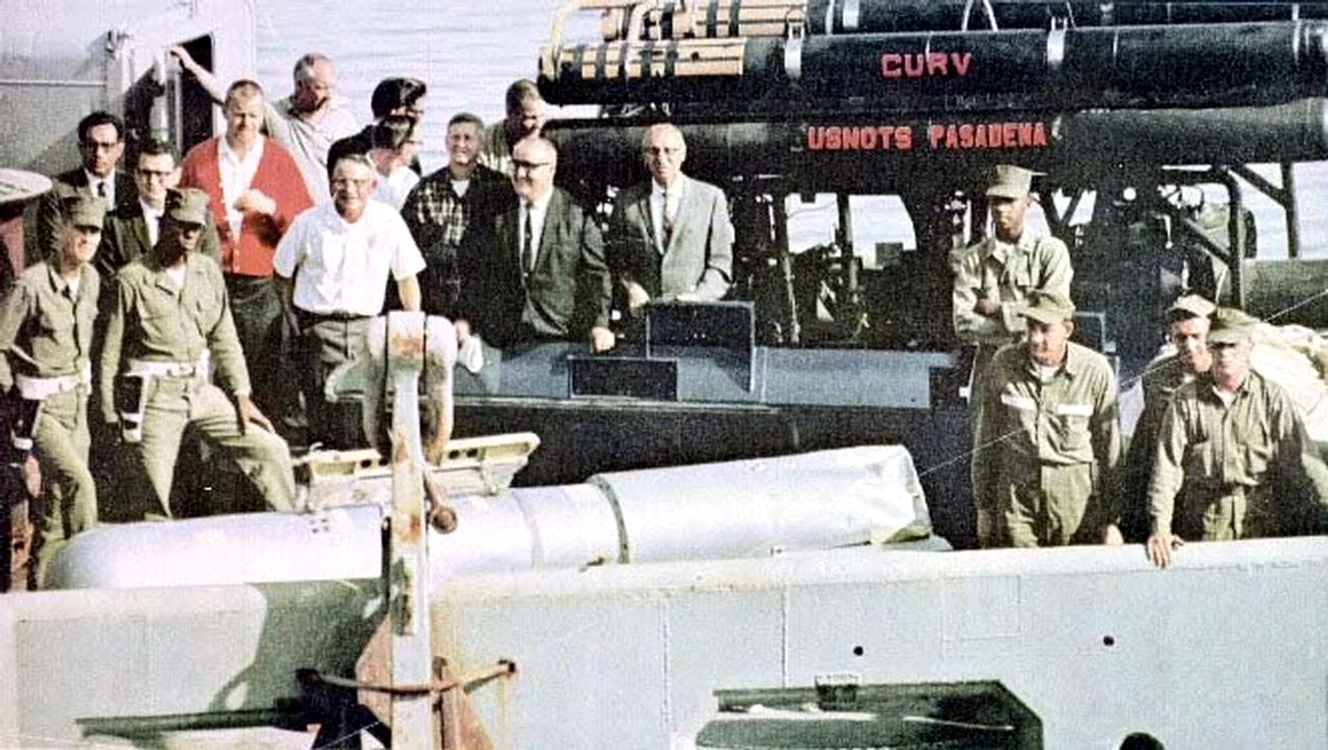 Bomba atomică recuperată din mare, după incidentul de la Palomares (© US Navy / Wikimedia Commons)