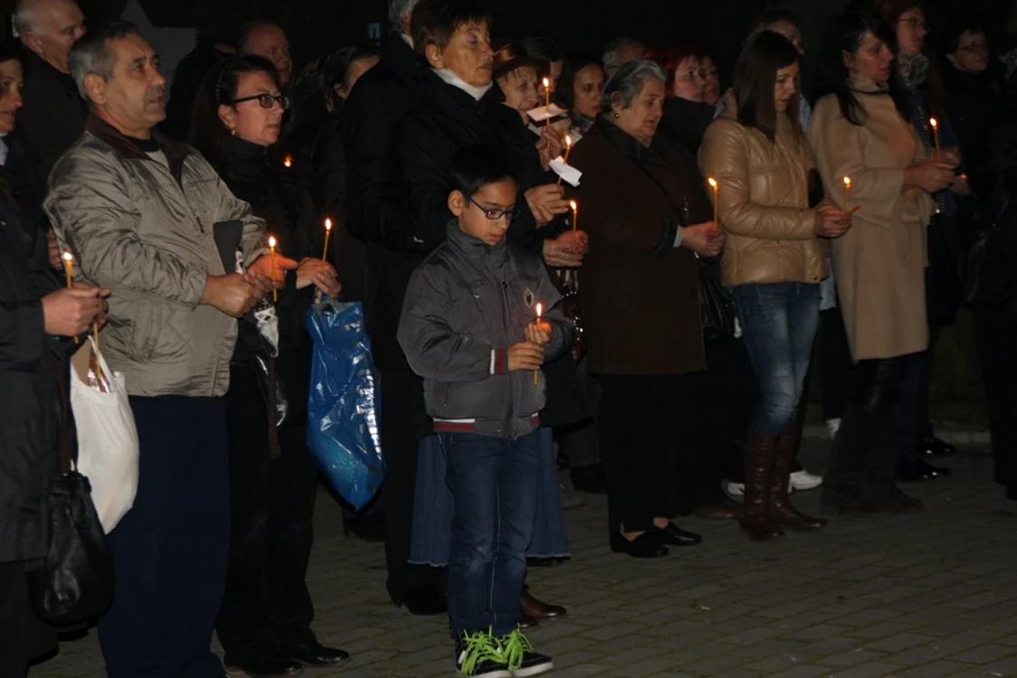 Preoţii bistriţeni s-au rugat vineri pentru cei care au decedat în incendiu acum o săptămână, dar şi pentru sănătatea celor răniţi FOTO: Bianca Sara