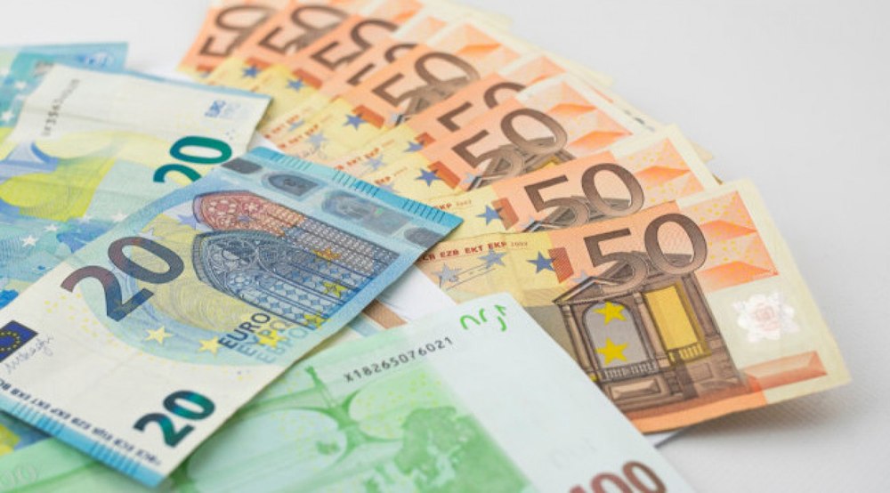 O femeie a găsit 16.800 de euro lângă o clinică din Piatra-Neamț. Cine este bărbatul care i-a pierdut