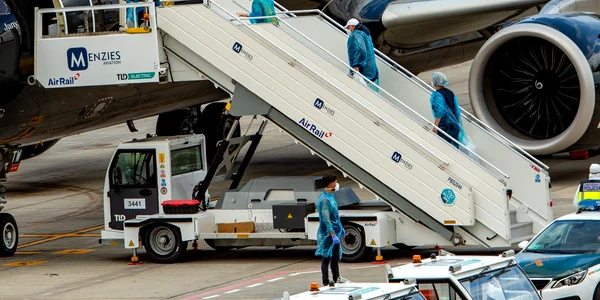 Pasageri urcă la bordul unui avion pe aeroportul Tenerife după ce au fost evacuați de pe nava de croazieră FOTO AFP