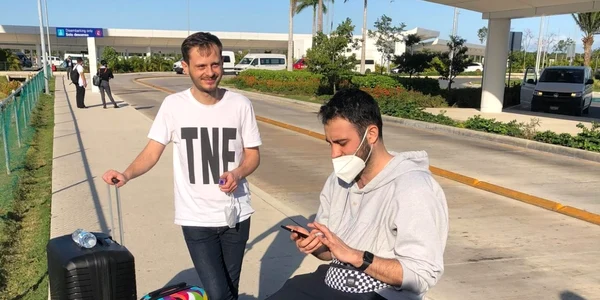 Primii români salvaţi din coşmarul de pe aeroportul din Cancun - Mexic aşteptând să fie duşi la hoteluri Foto Adevărul - credit Eugen