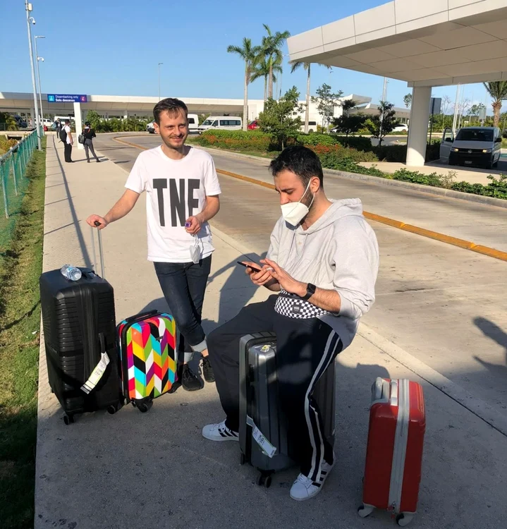 Primii români salvaţi din coşmarul de pe aeroportul din Cancun - Mexic aşteptând să fie duşi la hoteluri Foto Adevărul - credit Eugen