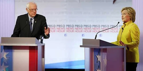 Bernie Sanders si Hillary Clinton in timpul dezbaterii de la Universitatea din Milwaukee FOTO Getty Images