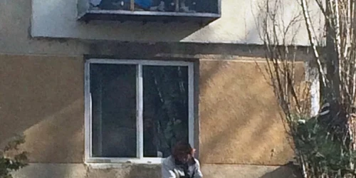 Femeie care a sărit de la etajul 4 şi a căzut pe balconul de la 2 Foto M.S.