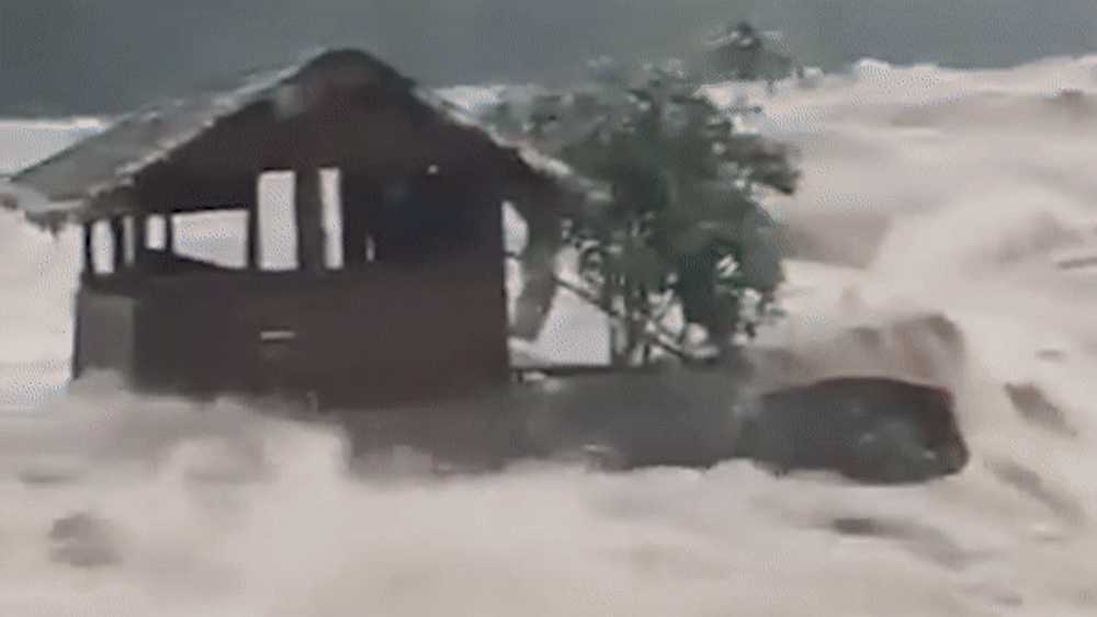 Imaginile disperării. Alunecările de teren din statul indian Kerala au făcut peste o sută de victime VIDEO