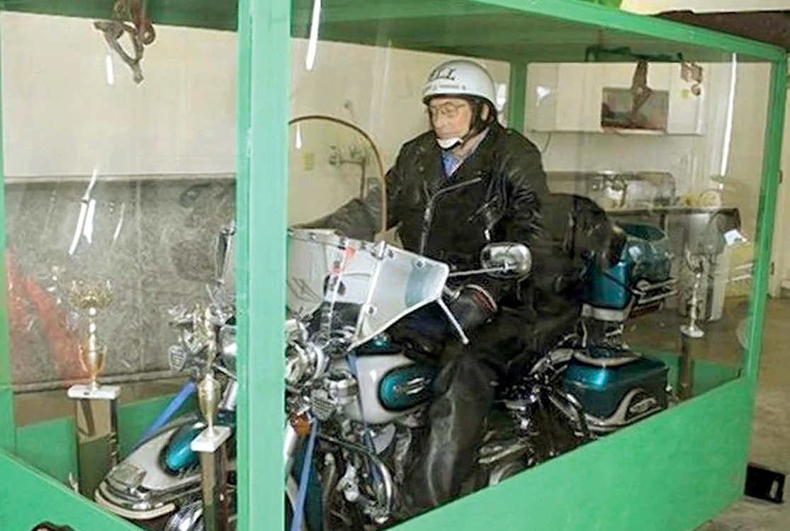 
    Bătrânul a fost fixat  de motocicletă cu  o tijă din metal  