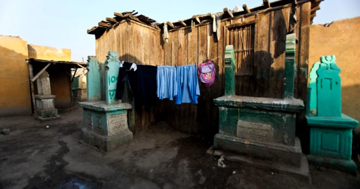 Mormintele din el-Arafa, cartierul din Cairo unde 500.000 de oameni trăiesc în sărăcie. FOTO huffingtonpost.com