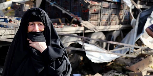 O irakiankă plânge în timp ce priveşte locul unui atac cu bombă din piaţa Jameela