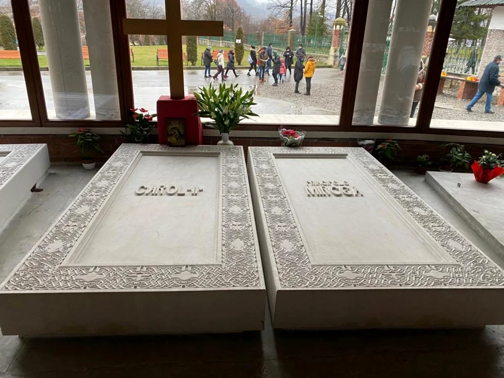 Piatra funerară a Principelui Mircea, aşezată lângă cea a Regelui Carol al II-lea FOTO: Casa Regală