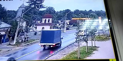 Accident cu urmări grave, în Dâmboviţa. Un TIR intră direct în capela unei biserici VIDEO