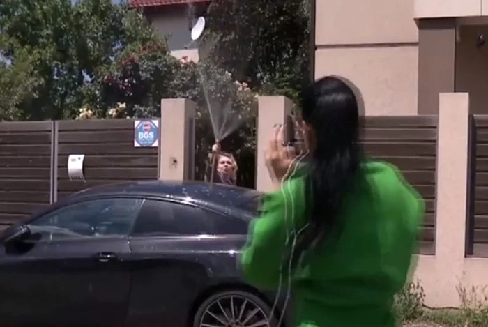 Viorica a folosit furtunul pentru a-i pune pe fugă pe jurnaliștii aflați în fața casei sale