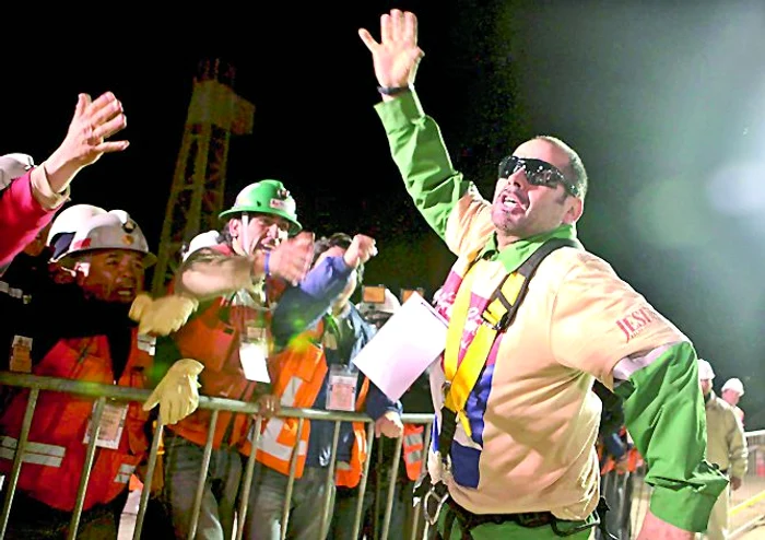 Osman Araya, în vârstă de 30 de ani, a fost cel de-al şaselea miner salvat. El a reacţionat ca un jucător de fotbal care dăduse gol într-o finală