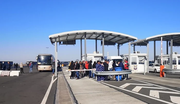 Peste 20 de autocare au ajuns în cursul nopţii trecute (15/16 martie) şi, în prezent, încă se află la frontierăFoto: pressalert.ro