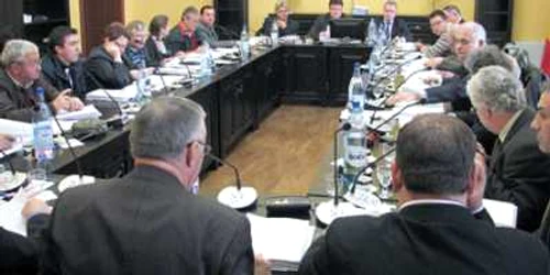 Consilierii locali au un motiv permament de ceartă la şedinţe: HSR