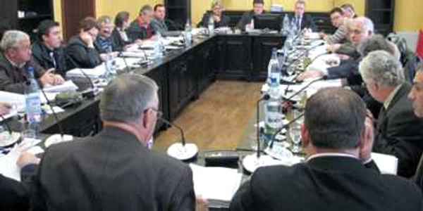 Consilierii locali au un motiv permament de ceartă la şedinţe: HSR
