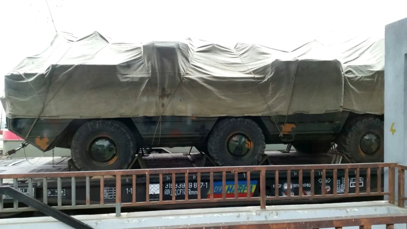 Trenul cu echipamente militare este garat în gara din Ploieşti