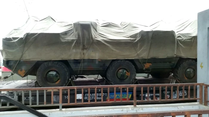 Trenul cu echipamente militare este garat în gara din Ploieşti