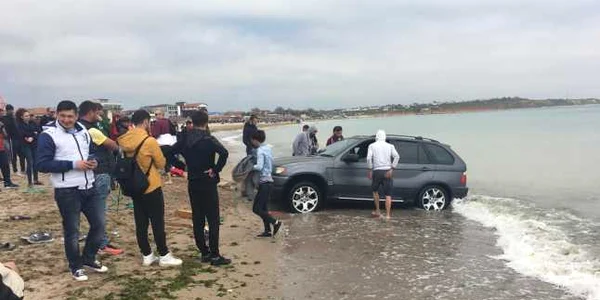Masina în mare la Vama Veche