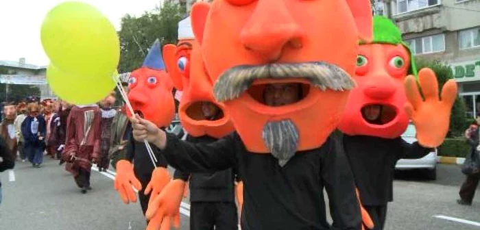 Programul festivalului va începe zilnic la ora 17:00 cu spectacole desfăşurate pe Platoul Prefecturii