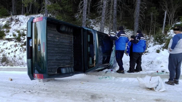 Până la sosirea salvatorilor montani, turiştii au reuşit să iasă nevătămaţi din maşină, însă tânăra care era speriată de şocul produs acuza dureri în zona toracică şi a capului