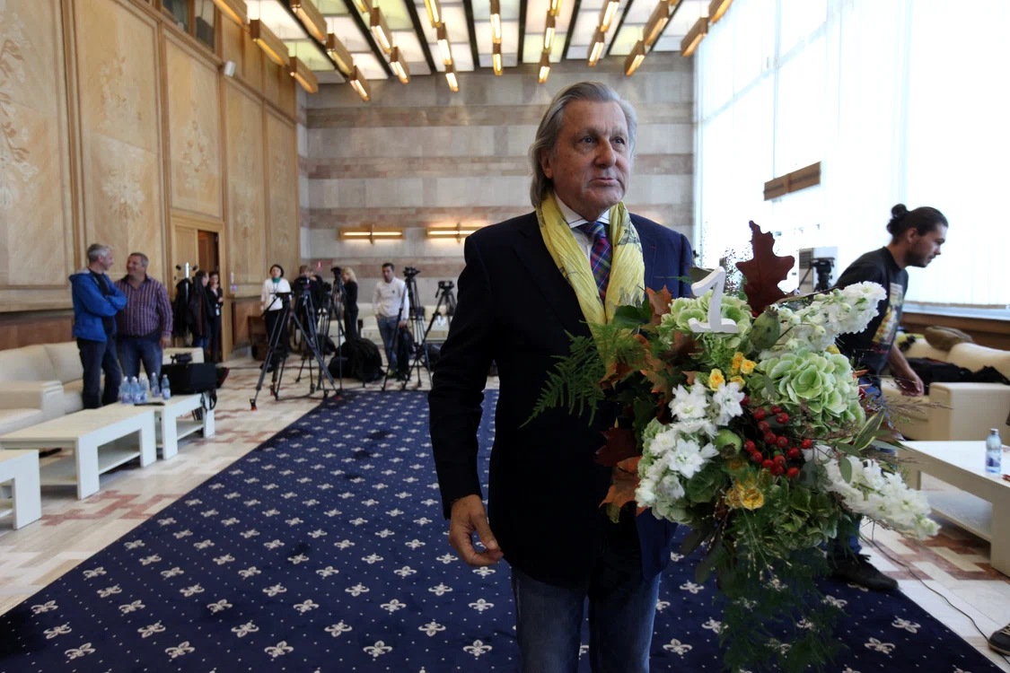 
    Ilie Năstase sosește cu un buchet de flori pentru Simona HalepFOTO Dorin Constanda  
