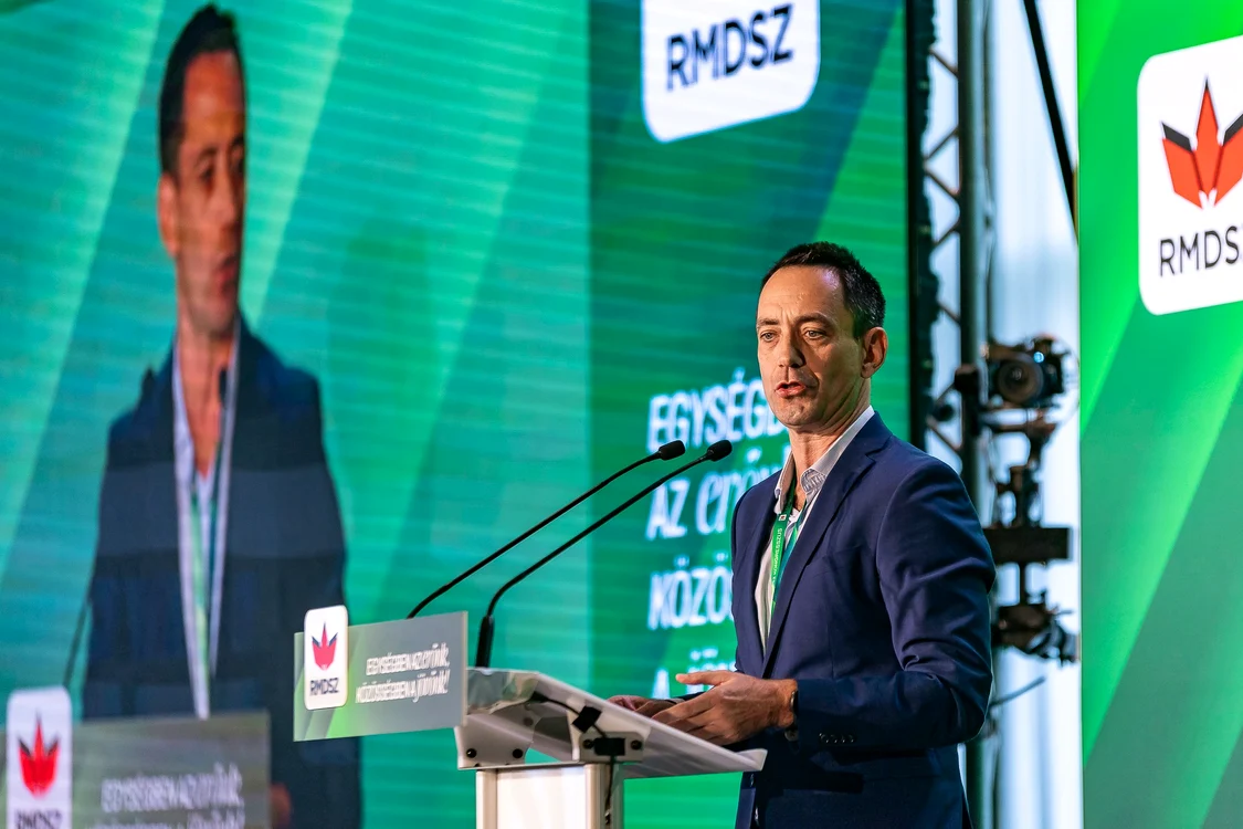 Csoma Botond susține un discurs la un eveniment UDMR
