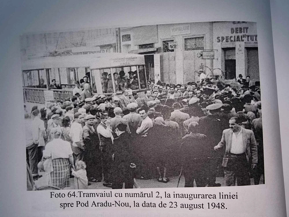 Fotografia cu tramvaiul se găsește într-o carte din arhiva CTP Arad 