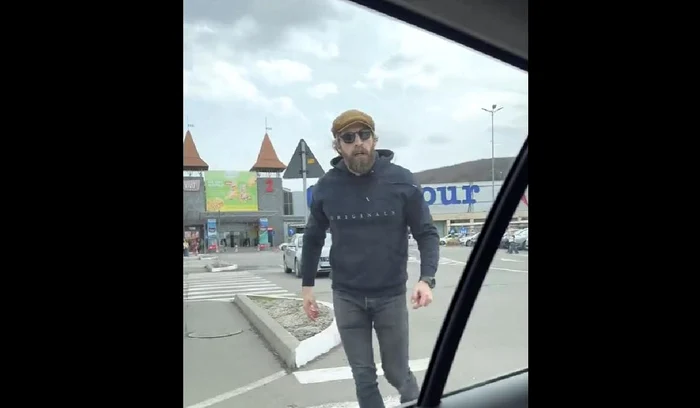 Bărbatul a dat cu pumnii și picioarele într-o mașină FOTO TikTok