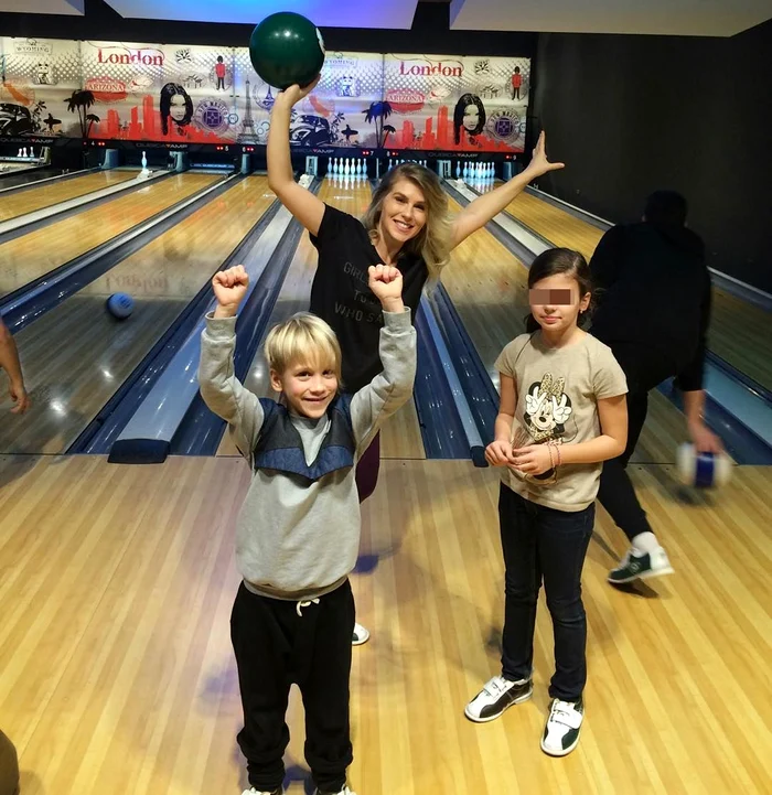 Corina și fiul ei, Robin, la bowling