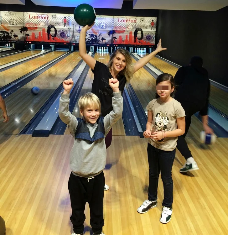 Corina și fiul ei, Robin, la bowling
