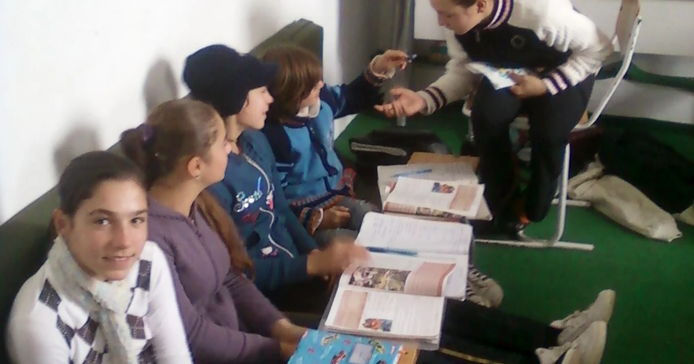 Elevii erau nevoiţi să înveţe pe jos