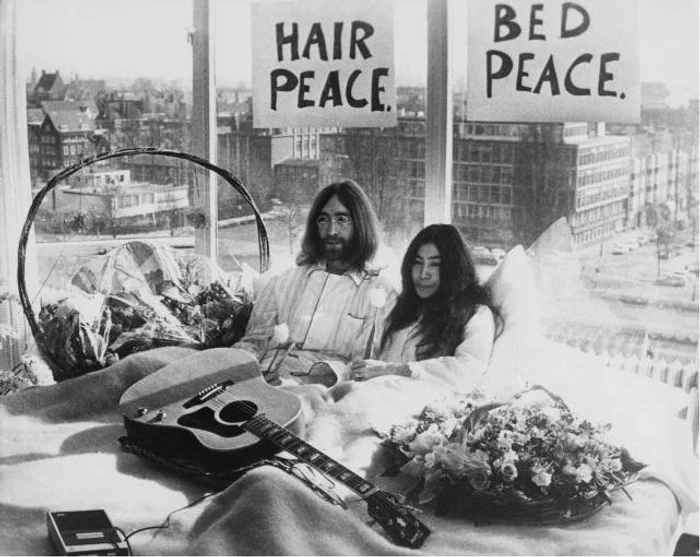 John Lennon, manipulat de Yoko Onofoto: arhivă