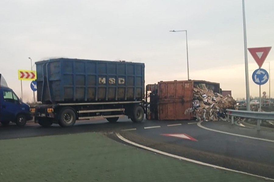 Camion cu deşeuri reciclable, răsturnat la intrarea pe autostrada A7 Buzău-Focșani. Traficul este blocat